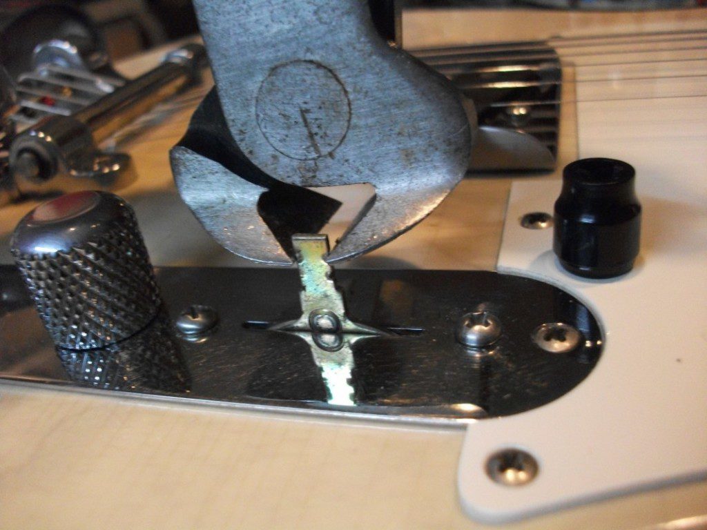 In this episode, Eric and Melissa settle their bet about the 1954 Les Paul Custom ‘prototype’ auction outcome. Questions answered include slide guitar set-up tips, humming humbucker troubleshooting, the pros and cons of different guitar finishes, and a neat trick for keeping Telecaster switch tips in place.